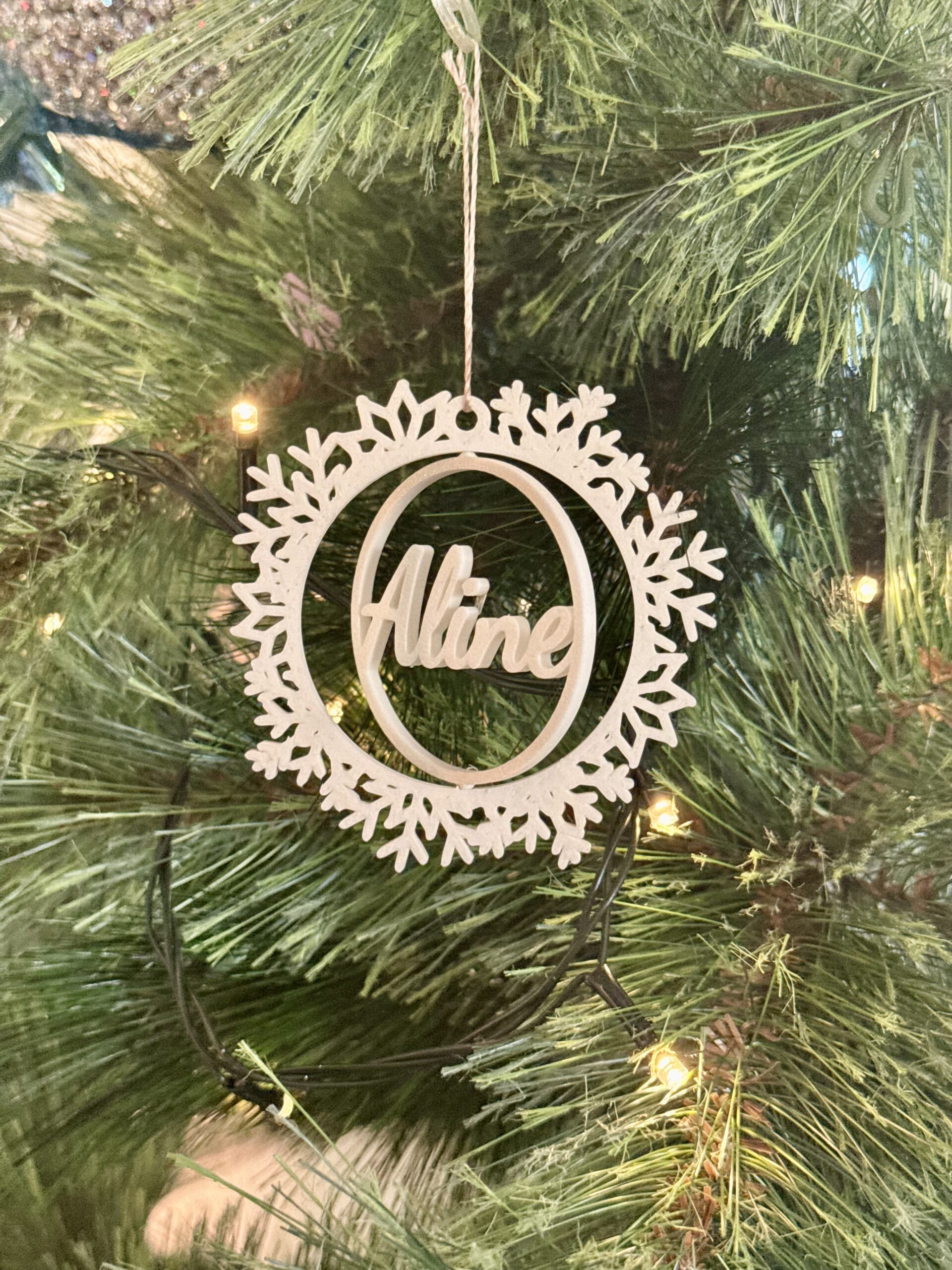 Adorno Navideño Copo de Nieve con Nombre Personalizado Giratorio (11×11 cm) - Imagen 2